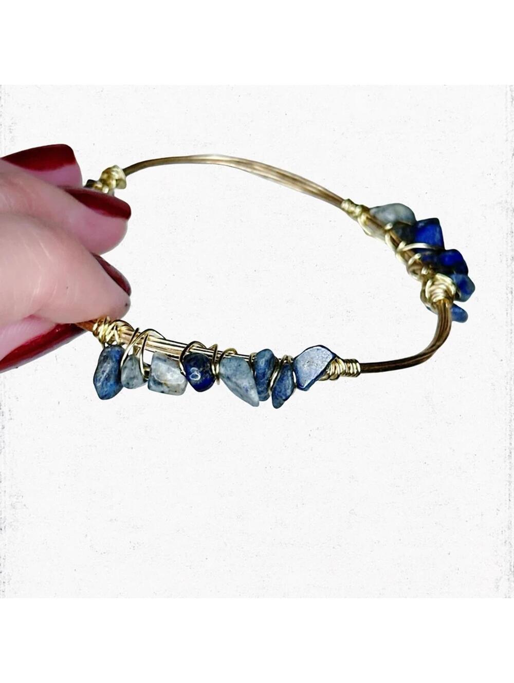 5635gc. Goldtone Wire Bracelet Blue Stone